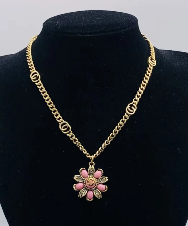 2025 New Luxury Letter Pendant Necklace Versatile and Fashionable for Women